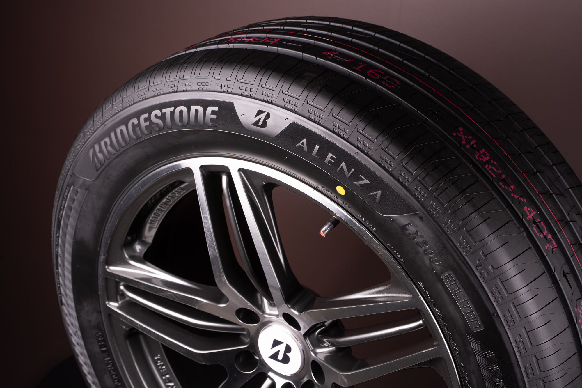 ALENZA LX200升級靜謐、行路體驗與濕地性能，搭載全新LUXBLACK技術，以極致黑工藝彰顯奢華，重塑豪華SUV旗艦標準。（圖／普利司通輪胎提供）